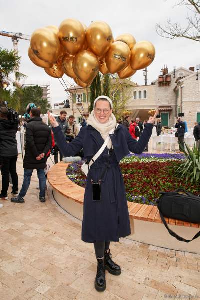 Schweizer Pop- und Soulsängerin Stefanie Heinzmann bei der Premiere der neuen Achterbahn VOLTRON NEVERA POWERED BY RIMAC im Europa-Park