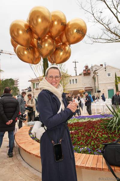 Schweizer Pop- und Soulsängerin Stefanie Heinzmann bei der Premiere der neuen Achterbahn VOLTRON NEVERA POWERED BY RIMAC im Europa-Park