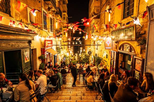 Am Abend verwandeln sich die Gassen von Valletta in Malta in romantische Flaniermeilen mit Straßencafés und Restaurants 