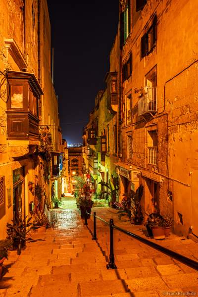 Am Abend verwandeln sich die Gassen von Valletta in Malta in romantische Flaniermeilen mit Straßencafés und Restaurants 