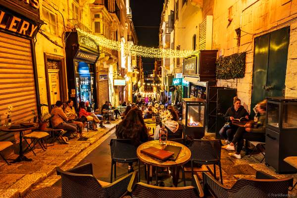 Am Abend verwandeln sich die Gassen von Valletta in Malta in romantische Flaniermeilen mit Straßencafés und Restaurants 