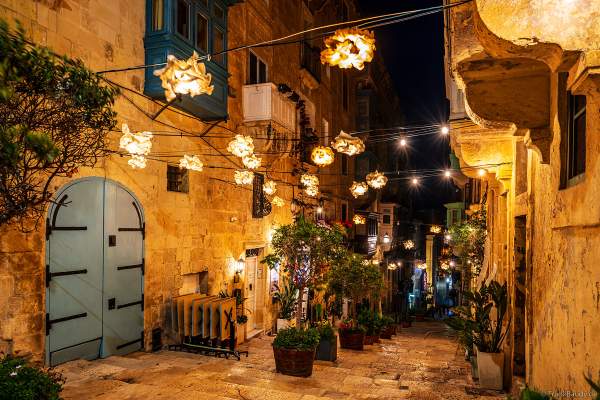 Am Abend verwandeln sich die Gassen von Valletta in Malta in romantische Flaniermeilen mit Straßencafés und Restaurants 