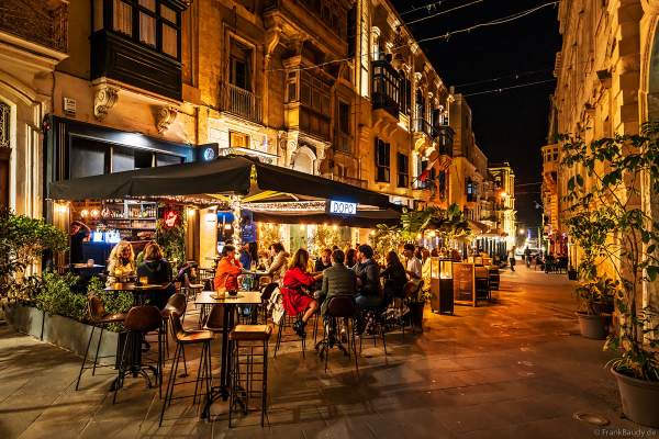 Am Abend verwandeln sich die Gassen von Valletta in Malta in romantische Flaniermeilen mit Straßencafés und Restaurants 
