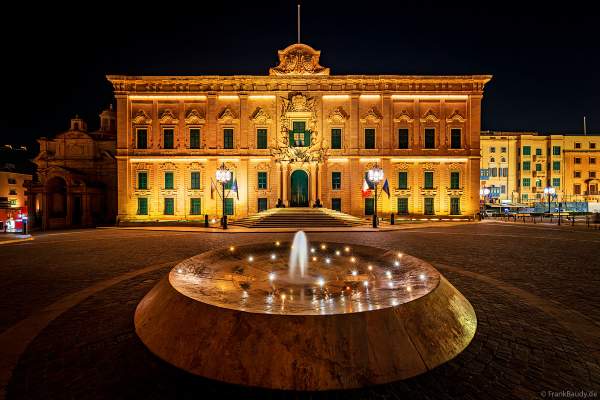 Der Großmeisterpalast in Valletta/Malta bei Nacht