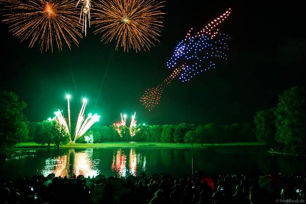 Der Drache entzündet bei einer Drohnenshow mit einem Feuerstoß das Feuerwerk bei Rhein in Flammen in Bonn/Rheinaue 2024