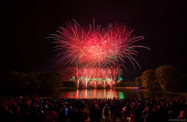 Rhein in Flammen in Bonn/Rheinaue 2024 mit Feuerwerk