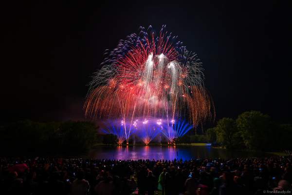 Rhein in Flammen in Bonn/Rheinaue 2024 mit Feuerwerk