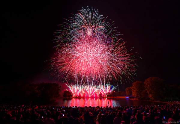 Rhein in Flammen in Bonn/Rheinaue 2024 mit Feuerwerk