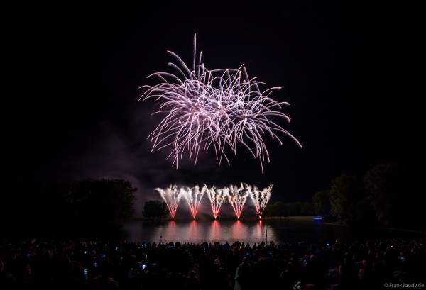 Rhein in Flammen in Bonn/Rheinaue 2024 mit Feuerwerk