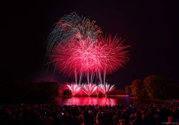 Rhein in Flammen in Bonn/Rheinaue 2024 mit Feuerwerk