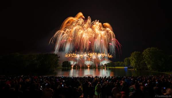 Rhein in Flammen in Bonn/Rheinaue 2024 mit Feuerwerk