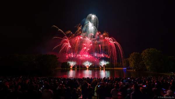 Rhein in Flammen in Bonn/Rheinaue 2024 mit Feuerwerk
