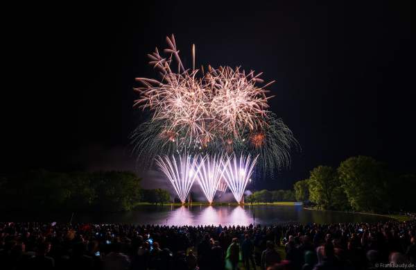 Rhein in Flammen in Bonn/Rheinaue 2024 mit Feuerwerk