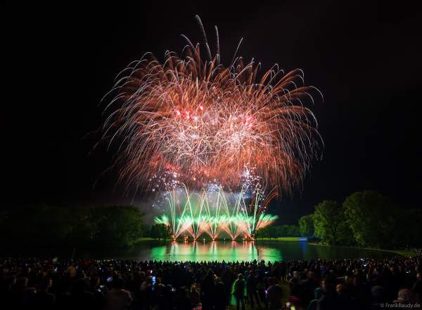 Rhein in Flammen in Bonn/Rheinaue 2024 mit Feuerwerk