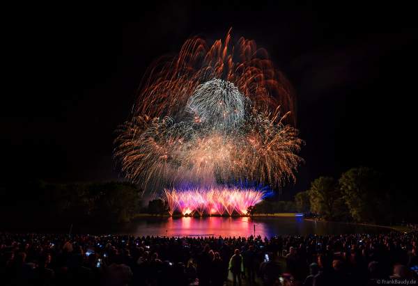Rhein in Flammen in Bonn/Rheinaue 2024 mit Feuerwerk