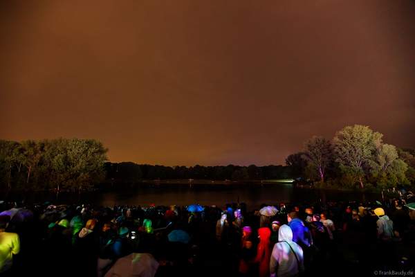 Wartende Zuschauer harren seit dem frühen Abend im Regen für das Feuerwerk am Abend aus - Rhein in Flammen in Bonn 2024