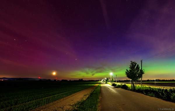 Iggelheim mit Blick nach Böhl mit Polarlichter am Sternenhimmel - 10. Mai 2024 / Rheinland-Pfalz
