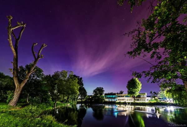 Das Rathaus der Gemeinde Böhl-Iggelheim am Schwarzweiher mit Polarlichter am Sternenhimmel - 10. Mai 2024 / Rheinland-Pfalz