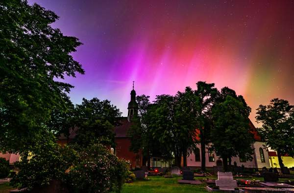 Protestantische Kirche Iggelheim mit Polarlichter am Sternenhimmel - 10. Mai 2024 / Rheinland-Pfalz