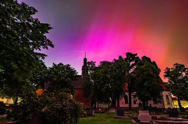 Protestantische Kirche Iggelheim mit Polarlichter am Sternenhimmel - 10. Mai 2024 / Rheinland-Pfalz
