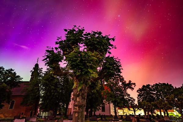 Protestantische Kirche Iggelheim mit Polarlichter am Sternenhimmel - 10. Mai 2024 / Rheinland-Pfalz