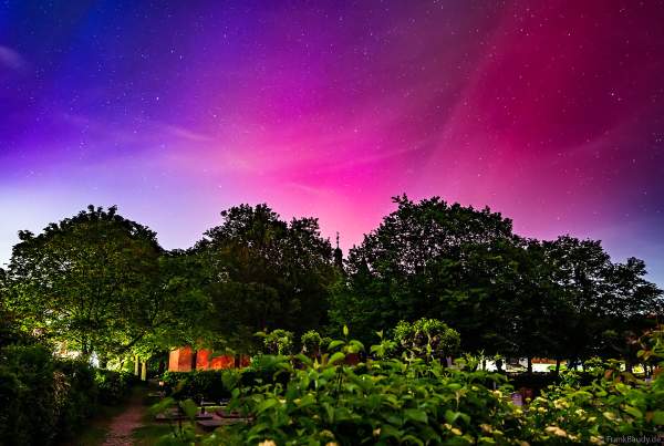 Protestantische Kirche Iggelheim mit Polarlichter am Sternenhimmel - 10. Mai 2024 / Rheinland-Pfalz