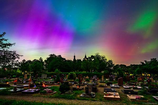 Protestantische Kirche Iggelheim mit Polarlichter am Sternenhimmel - 10. Mai 2024 / Rheinland-Pfalz