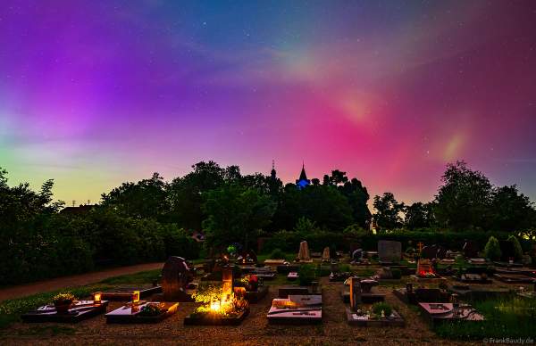 Protestantische Kirche Iggelheim mit Polarlichter am Sternenhimmel - 10. Mai 2024 / Rheinland-Pfalz