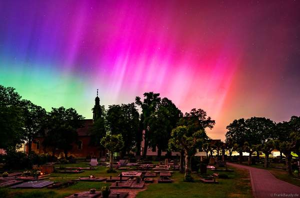 Protestantische Kirche Iggelheim mit Polarlichter am Sternenhimmel - 10. Mai 2024 / Rheinland-Pfalz