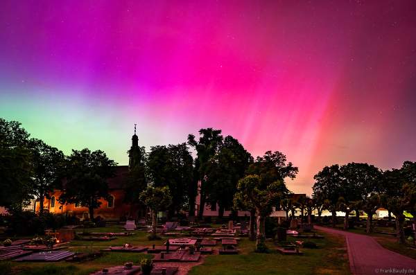 Protestantische Kirche Iggelheim mit Polarlichter am Sternenhimmel - 10. Mai 2024 / Rheinland-Pfalz