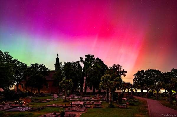 Protestantische Kirche Iggelheim mit Polarlichter am Sternenhimmel - 10. Mai 2024 / Rheinland-Pfalz