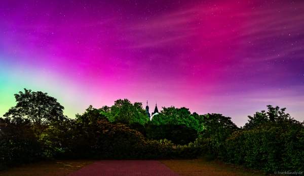 Silhouette der Protestantische Kirche Iggelheim mit Polarlichter am Sternenhimmel - 10. Mai 2024 / Rheinland-Pfalz