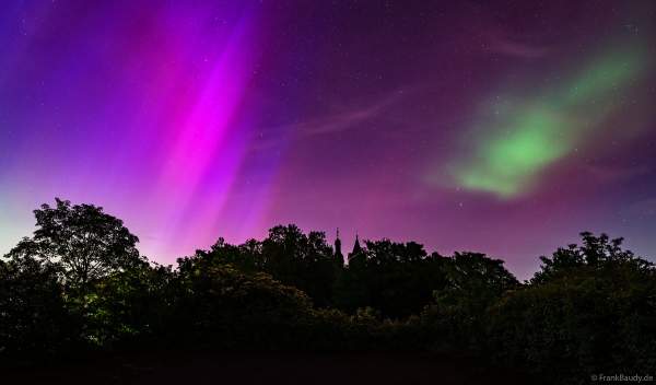 Silhouette der Protestantische Kirche Iggelheim mit Polarlichter am Sternenhimmel - 10. Mai 2024 / Rheinland-Pfalz