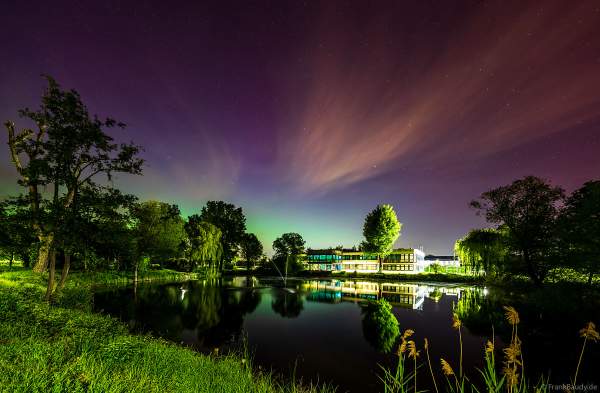 Das Rathaus der Gemeinde Böhl-Iggelheim am Schwarzweiher mit Polarlichter am Sternenhimmel - 10. Mai 2024 / Rheinland-Pfalz