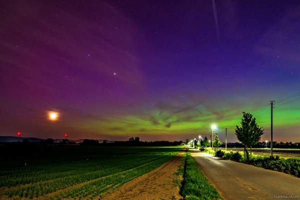 Iggelheim mit Blick nach Böhl mit Polarlichter am Sternenhimmel - 10. Mai 2024 / Rheinland-Pfalz