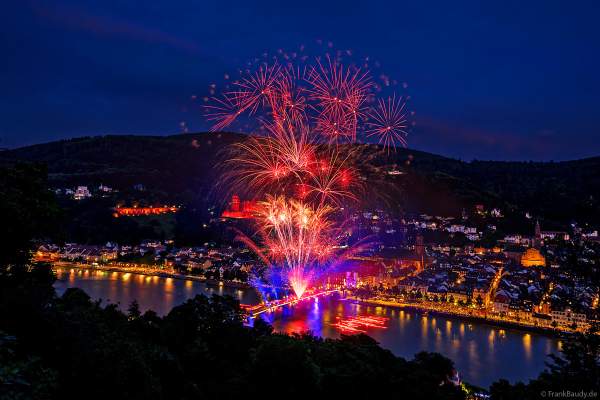 Feuerwerk bei der Heidelberger Schlossbeleuchtung 2024 nach dem Hochwasser