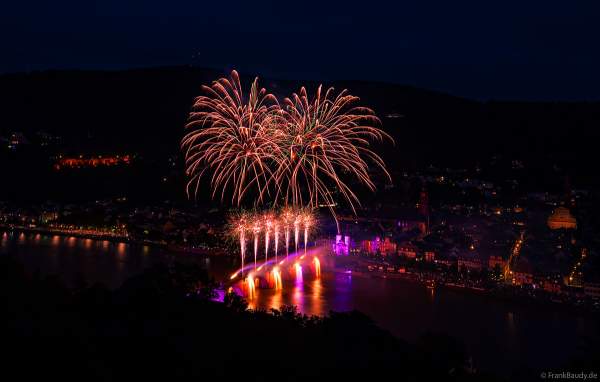 Feuerwerk bei der Heidelberger Schlossbeleuchtung 2024 nach dem Hochwasser