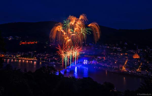 Feuerwerk bei der Heidelberger Schlossbeleuchtung 2024 nach dem Hochwasser