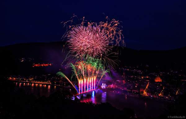 Feuerwerk bei der Heidelberger Schlossbeleuchtung 2024 nach dem Hochwasser