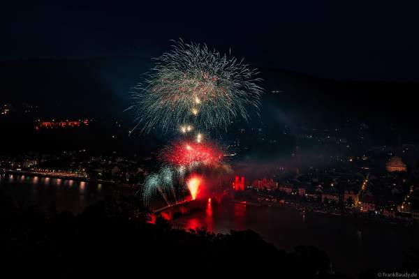 Feuerwerk bei der Heidelberger Schlossbeleuchtung 2024 nach dem Hochwasser
