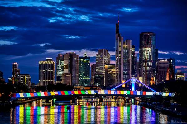 Die Flößerbrücke vor der ikonischen Frankfurter Skyline verwandelt sich in die EURO Bridge am 12. Juni 2024