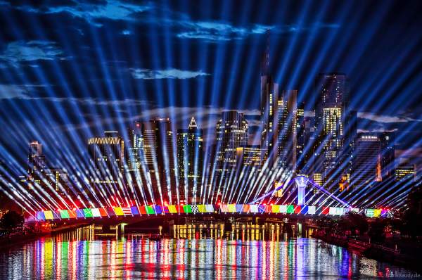 Spektakuläre Lichtshow zur Fußball EM 2024 vor der Skyline in Frankfurt am 12. Juni 2024