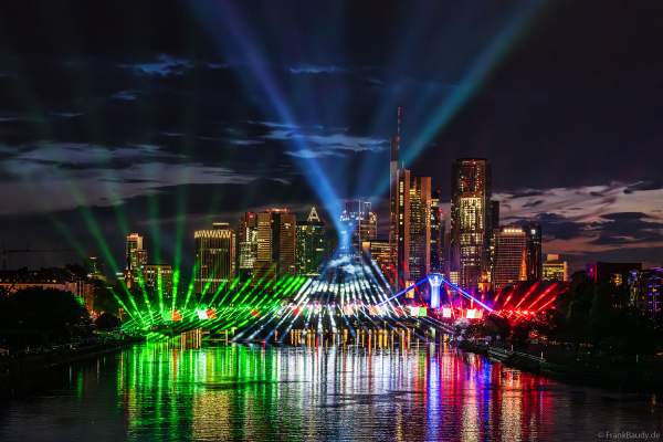 Spektakuläre Lichtshow zur Fußball EM 2024 vor der Skyline in Frankfurt am 12. Juni 2024
