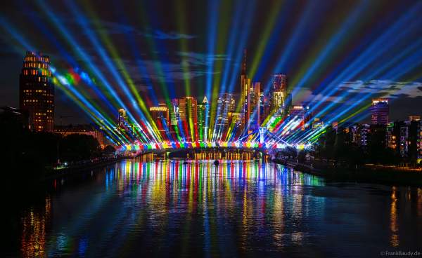 Spektakuläre Lichtshow zur Fußball EM 2024 vor der Skyline in Frankfurt am 12. Juni 2024