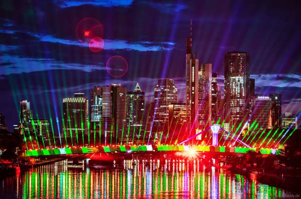 Spektakuläre Lichtshow zur Fußball EM 2024 vor der Skyline in Frankfurt am 12. Juni 2024