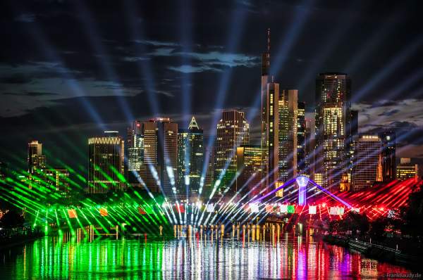 Spektakuläre Lichtshow zur Fußball EM 2024 vor der Skyline in Frankfurt am 12. Juni 2024