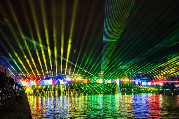 Farbenprächtige Lichtshow mit Laser zur Fußball EM 2024 in Frankfurt am 12. Juni 2024