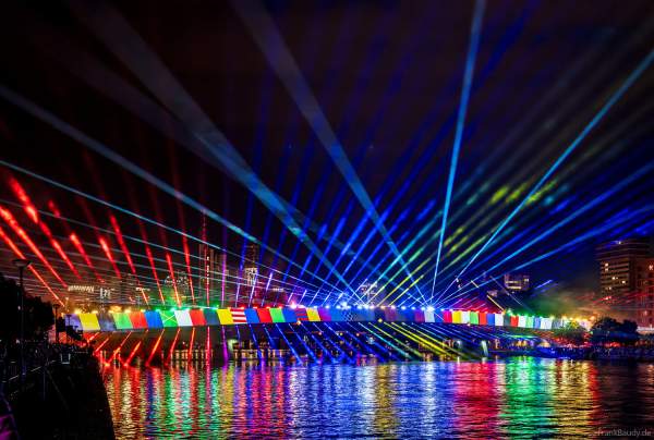 Farbenprächtige Lichtshow mit Laser zur Fußball EM 2024 in Frankfurt am 12. Juni 2024