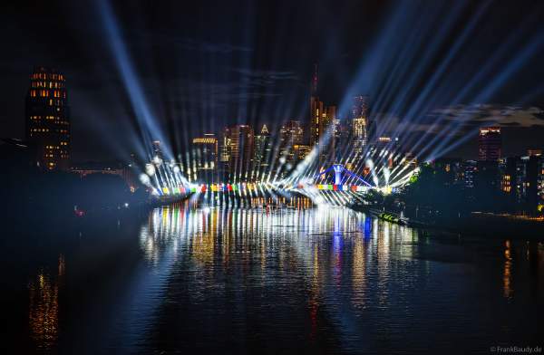 Spektakuläre Lichtshow zur Fußball EM 2024 vor der Skyline in Frankfurt am 12. Juni 2024