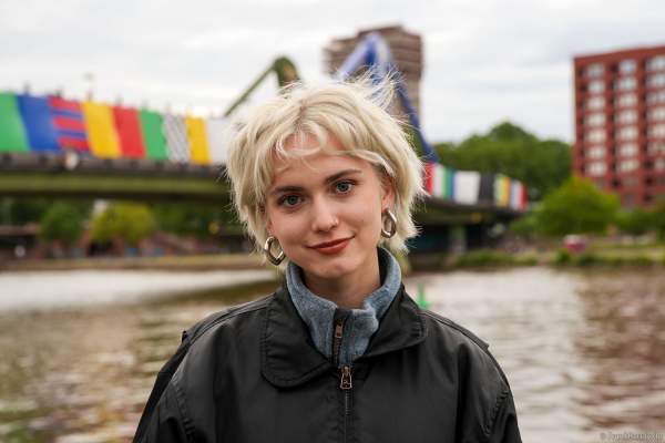 Die Frankfurter Singer-Songwriterin Julie Kuhl vor der Eröffnungsfeier zur Fußball EM 2024 in Frankfurt am 12. Juni 2024